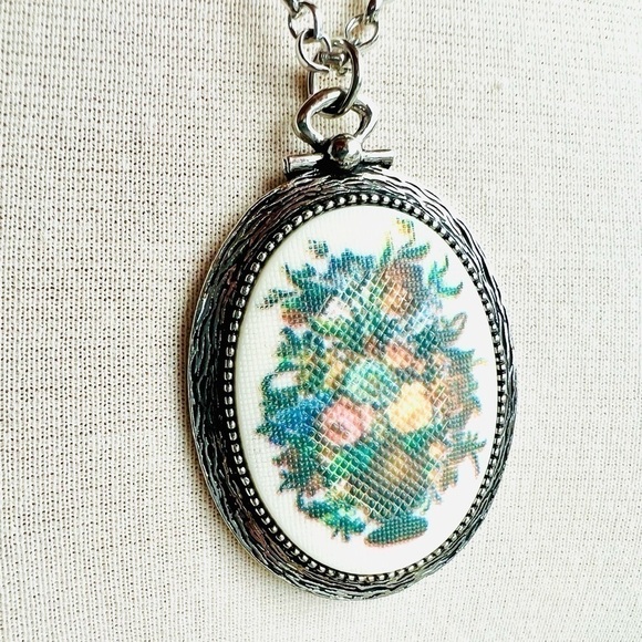 VINTAGE SARAH COVENTRY pendant necklace Silver tone chain Floral cabochon - Picture 2 of 5